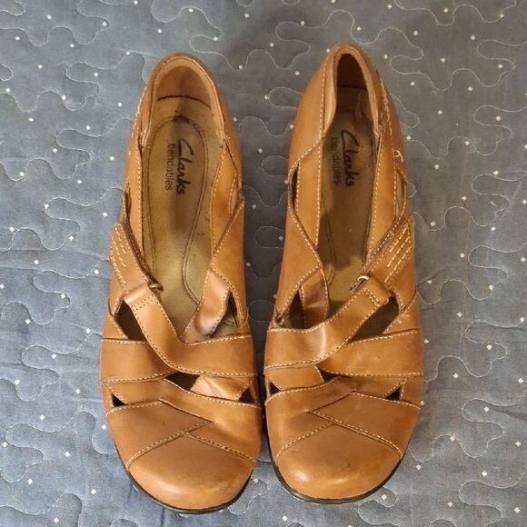 Clarks Tan Leather Flats with T-Strap Design size 9 - Picture 1 of 5